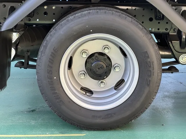 キャンター(三菱)全低床 平ボディ ２ｔ登録済未使用車 10