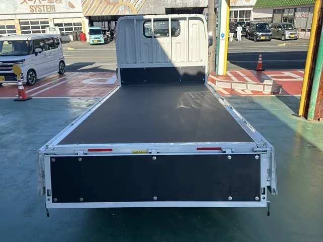 キャンター(三菱)全低床 平ボディ ２ｔ登録済未使用車 11