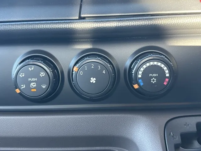 キャンター(三菱)全低床 平ボディ ２ｔ登録済未使用車 19