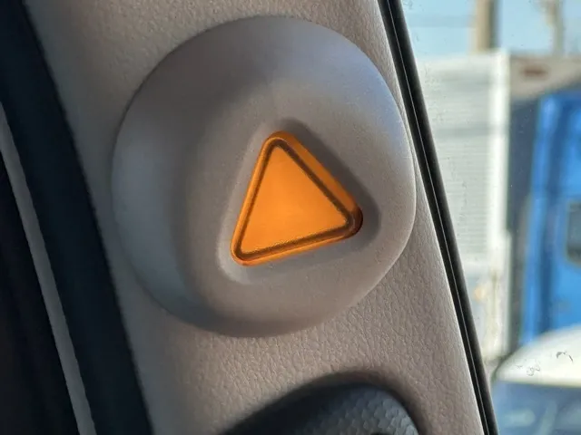 キャンター(三菱)全低床 平ボディ ２ｔ登録済未使用車 22