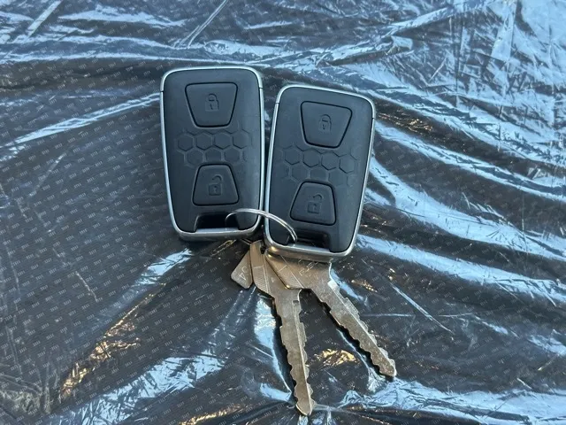 キャンター(三菱)全低床 平ボディ ２ｔ登録済未使用車 26