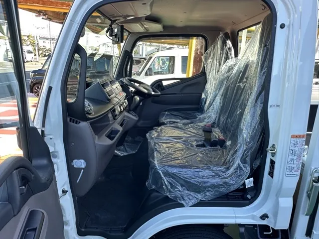 キャンター(三菱)全低床 平ボディ ２ｔ登録済未使用車 3
