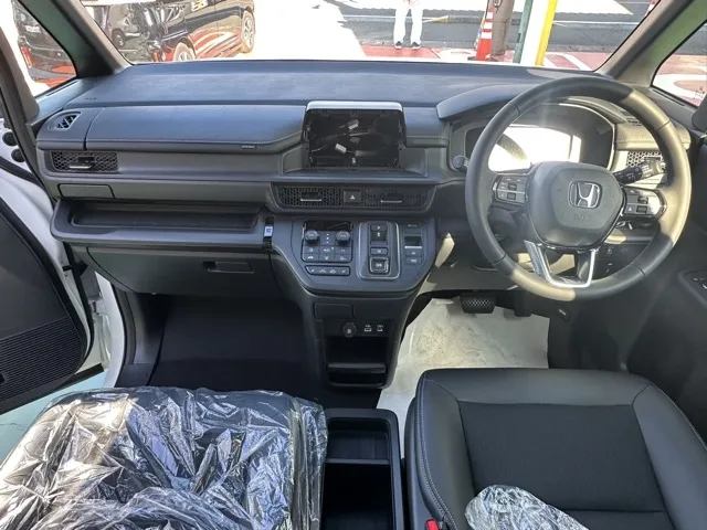 ステップワゴン(ホンダ)e・HEVスパーダ 7人登録済未使用車 9