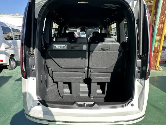 ステップワゴン(ホンダ)e・HEVスパーダ 7人登録済未使用車 12