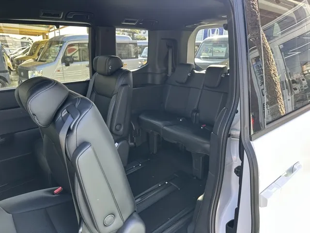 ステップワゴン(ホンダ)e・HEVスパーダ 7人登録済未使用車 5