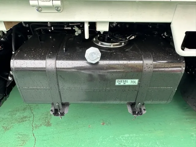 キャンター(三菱)全低床 平ボディ ２ｔレンタ登録済未使用車 12