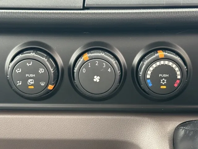 キャンター(三菱)全低床 平ボディ ２ｔレンタ登録済未使用車 19