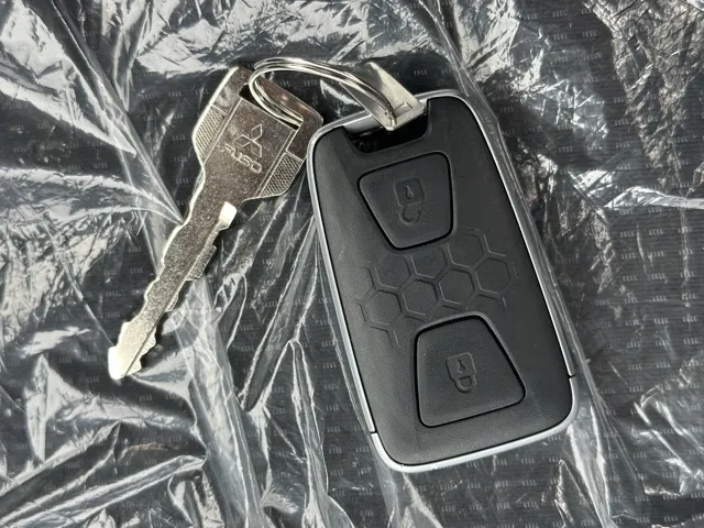 キャンター(三菱)全低床 平ボディ ２ｔレンタ登録済未使用車 25