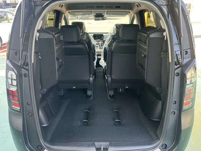 フリード(ホンダ)e：HEVクロスター ６人乗新車見本展示無 13