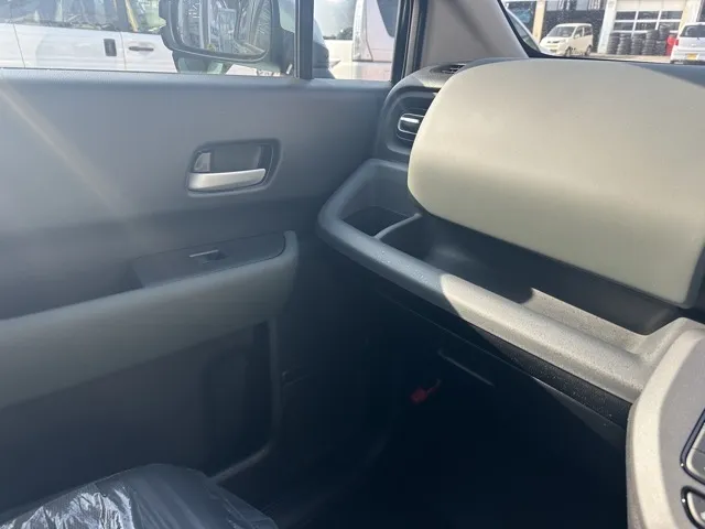 フリード(ホンダ)e：HEVクロスター ６人乗新車見本展示無 23