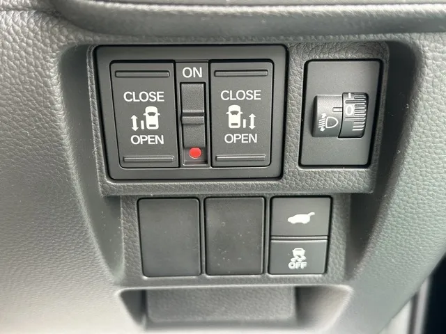 ステップワゴン(ホンダ)e・HEVスパーダ 7人登録済未使用車 25