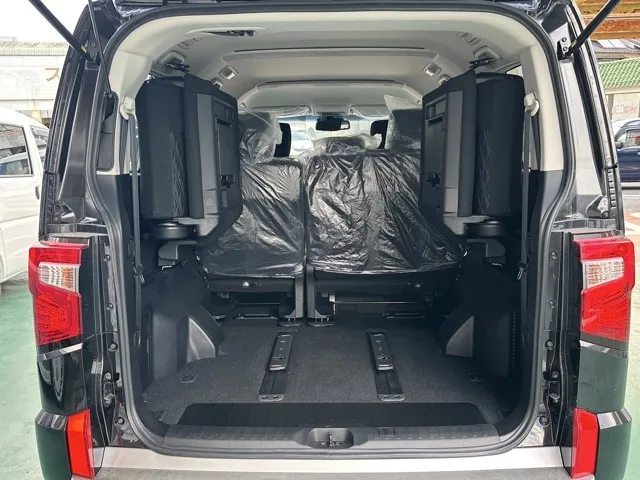 デリカD:5(三菱)Ｐ 8人 ナビ取付PKGⅡ オートステップ付レンタ登録済未使用車 12