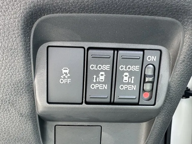 フリード(ホンダ)e：HEVクロスター ６人乗新車見本展示無 17