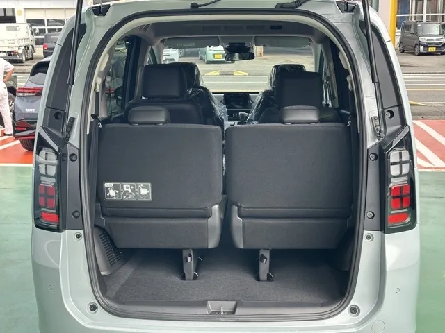 フリード(ホンダ)e：HEV エアー新車見本展示無 12