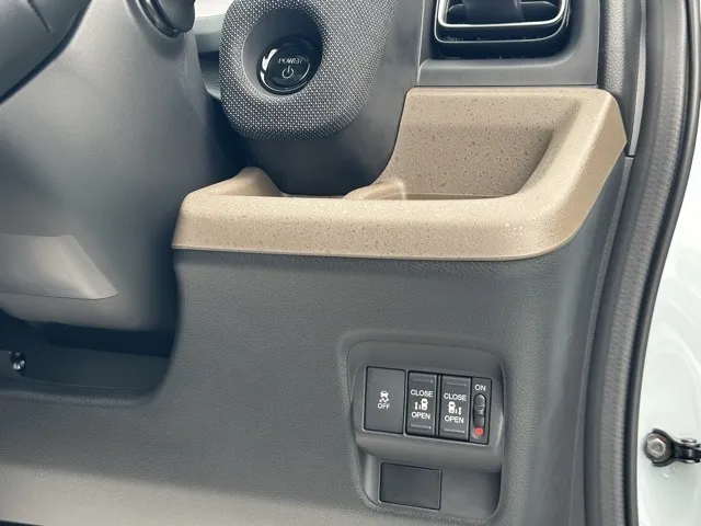 フリード(ホンダ)e：HEV エアー新車見本展示無 19