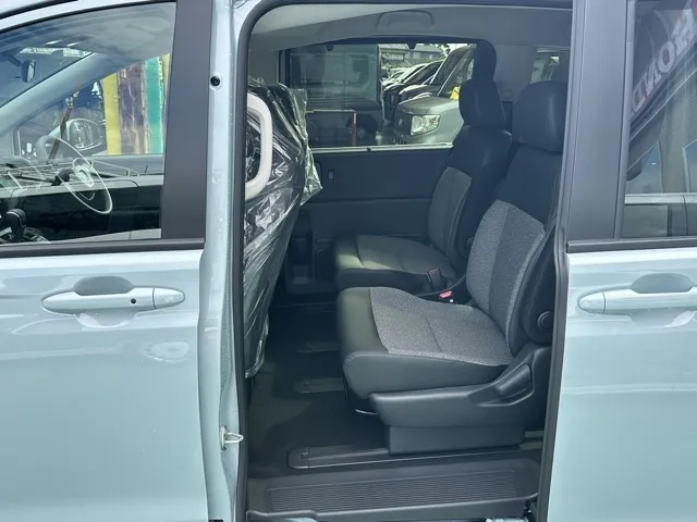 フリード(ホンダ)e：HEV エアー新車見本展示無 4