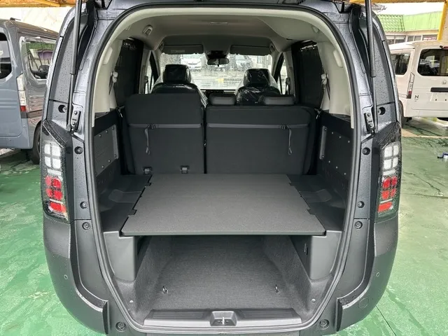 フリード(ホンダ)e：HEVクロスター 5人乗登録済未使用車 10