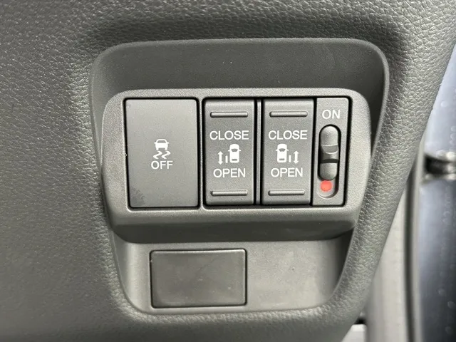 フリード(ホンダ)e：HEVクロスター 5人乗登録済未使用車 18