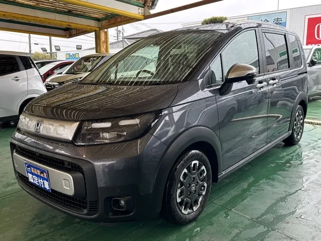 フリード(ホンダ)e：HEVクロスター 5人乗登録済未使用車 1