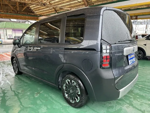 フリード(ホンダ)e：HEVクロスター 5人乗登録済未使用車 2