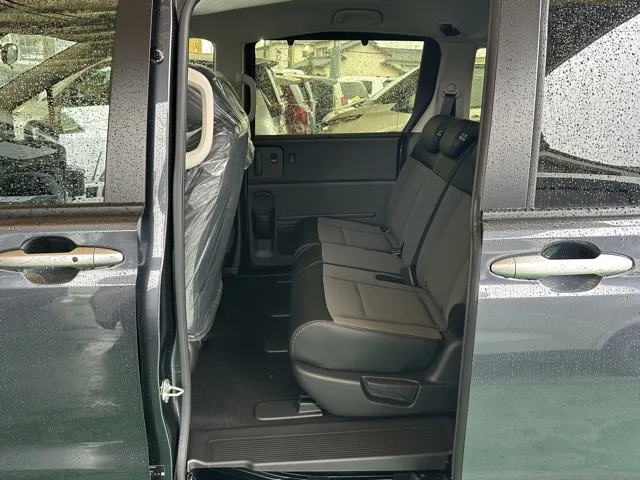 フリード(ホンダ)e：HEVクロスター 5人乗登録済未使用車 5