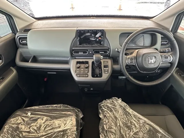 フリード(ホンダ)e：HEVクロスター 5人乗登録済未使用車 6