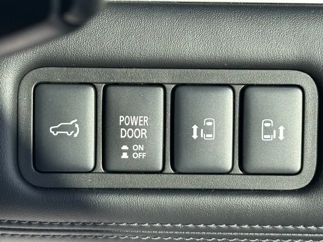 デリカD:5(三菱)Ｐ 7人 オートステップ付登録済未使用車 18