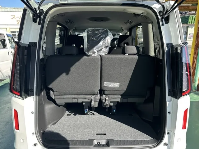 セレナ(ニッサン)eパワーX アラウンドビューモニター 左PSD登録済未使用車 11