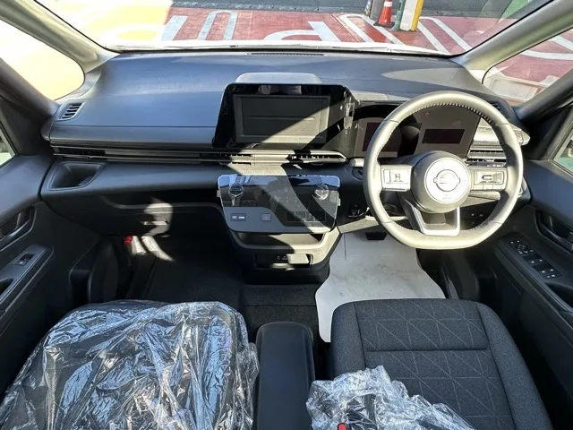 セレナ(ニッサン)eパワーX アラウンドビューモニター 左PSD登録済未使用車 5