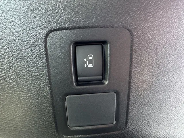 セレナ(ニッサン)eパワーX アラウンドビューモニター 左PSD登録済未使用車 8