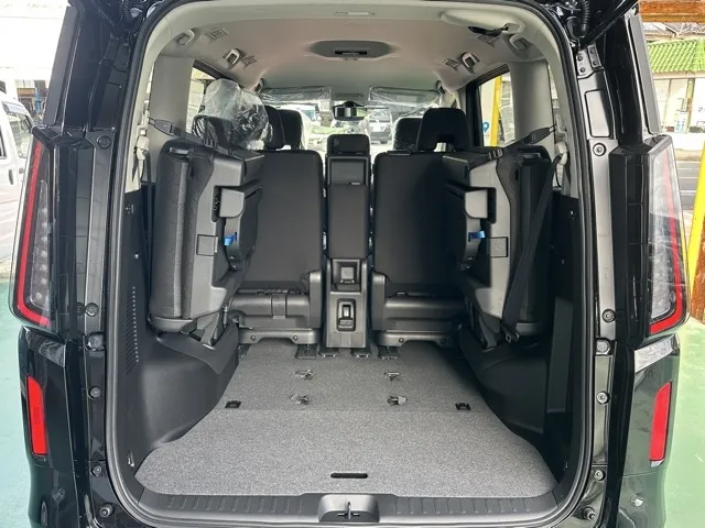 セレナ(ニッサン)eパワーX アラウンドビューモニター 左PSD登録済未使用車 11