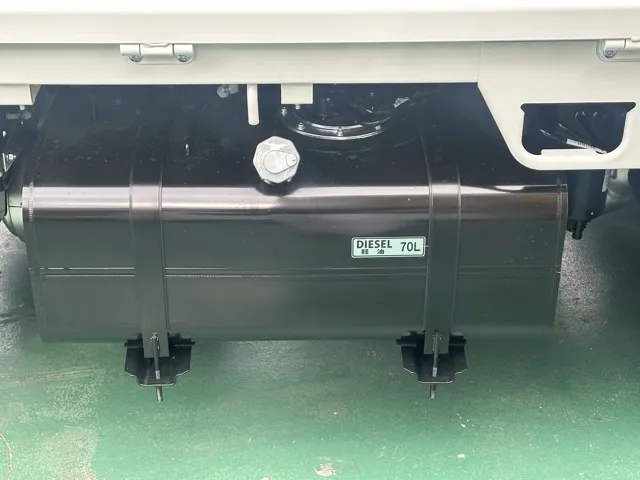 キャンター(三菱)全低床 平ボディ ２ｔレンタ登録済未使用車 12