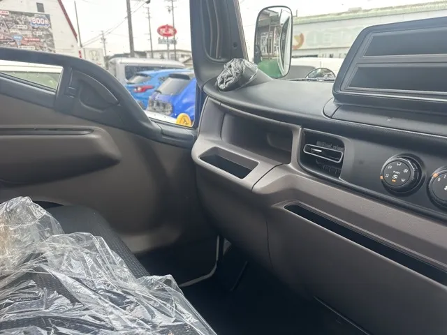 キャンター(三菱)全低床 平ボディ ２ｔレンタ登録済未使用車 19