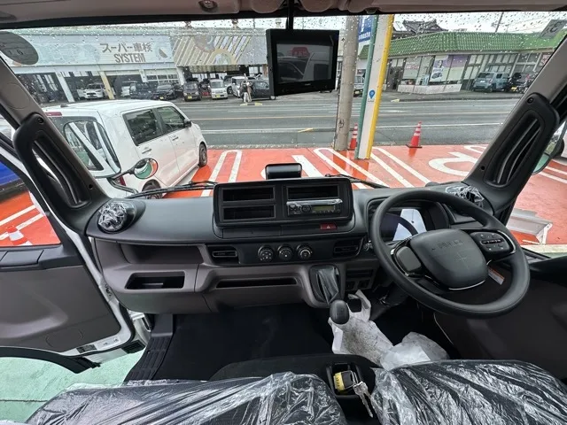 キャンター(三菱)全低床 平ボディ ２ｔレンタ登録済未使用車 4