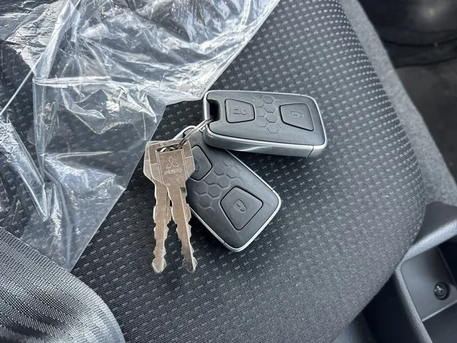 キャンター(三菱)全低床 平ボディ ２ｔ登録済未使用車 19