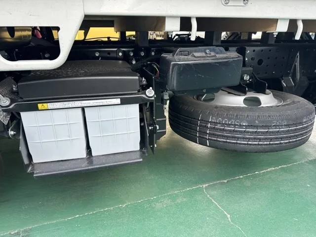 キャンター(三菱)全低床 平ボディ ２ｔ登録済未使用車 4