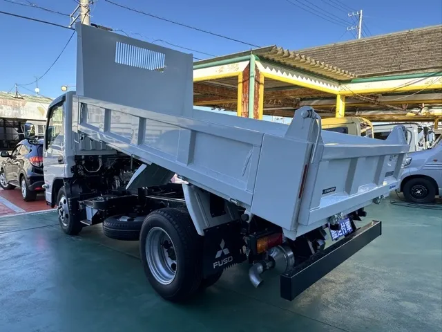 キャンター(三菱)全低床キョウカダンプ ３ｔ登録済未使用車 2