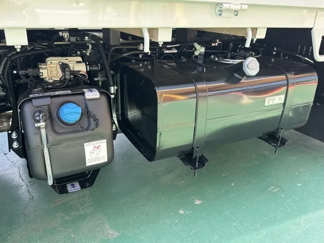 キャンター(三菱)全低床 平ボディ ２ｔレンタ登録済未使用車 10