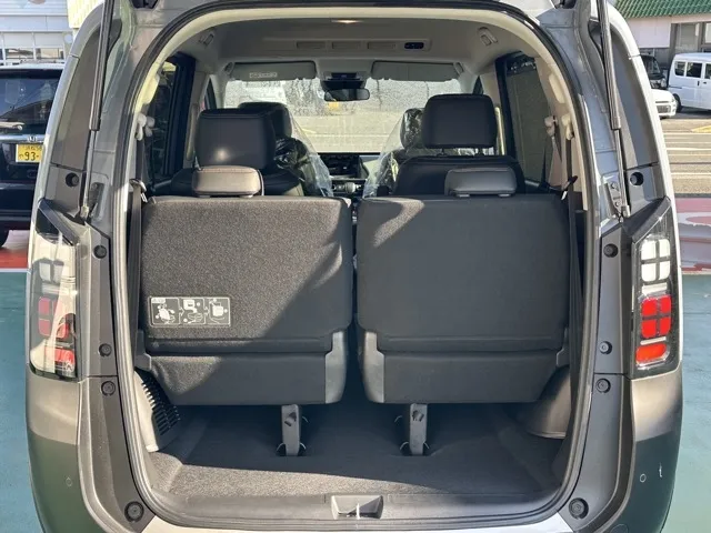 フリード(ホンダ)e：HEVクロスター ６人乗登録済未使用車 12