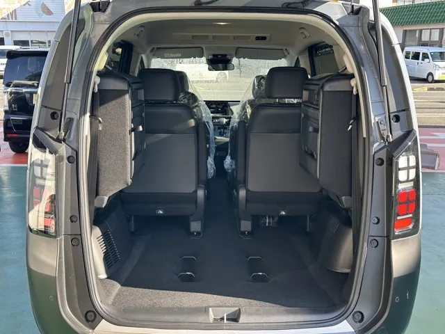 フリード(ホンダ)e：HEVクロスター ６人乗登録済未使用車 13