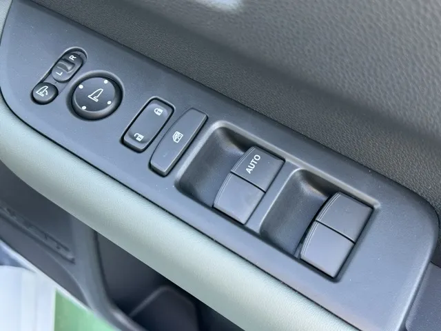 フリード(ホンダ)e：HEVクロスター ６人乗登録済未使用車 16