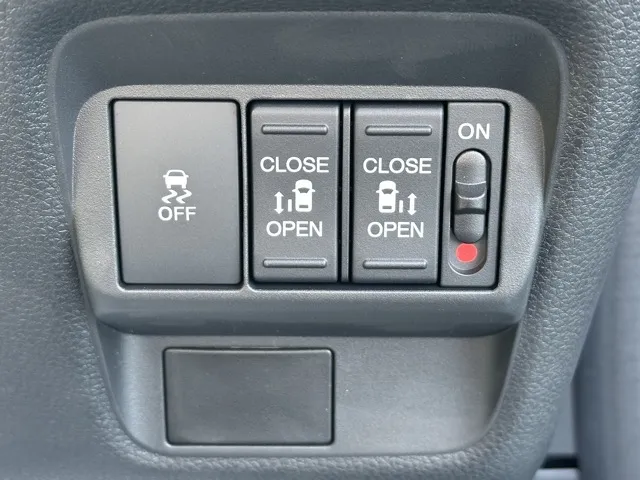 フリード(ホンダ)e：HEVクロスター ６人乗登録済未使用車 18