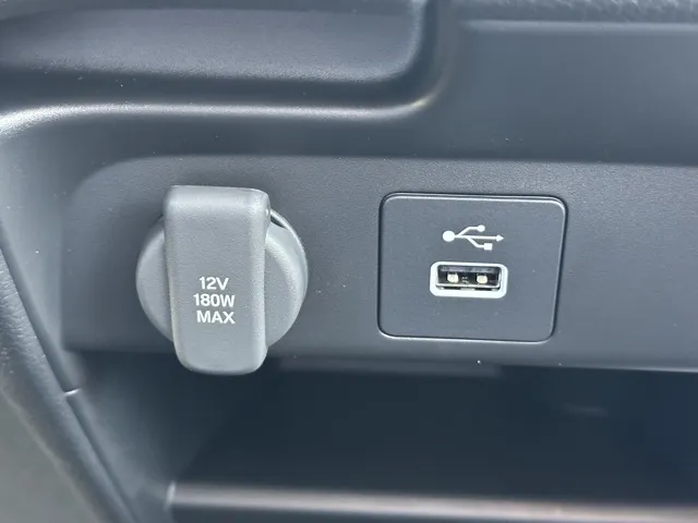 フリード(ホンダ)e：HEVクロスター ６人乗登録済未使用車 26