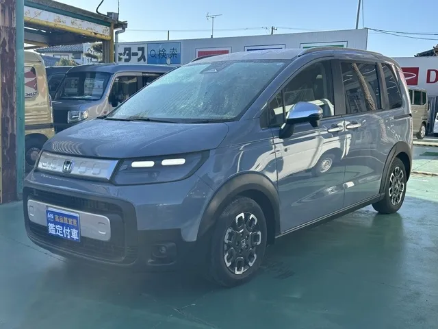 フリード(ホンダ)e：HEVクロスター ６人乗登録済未使用車 1