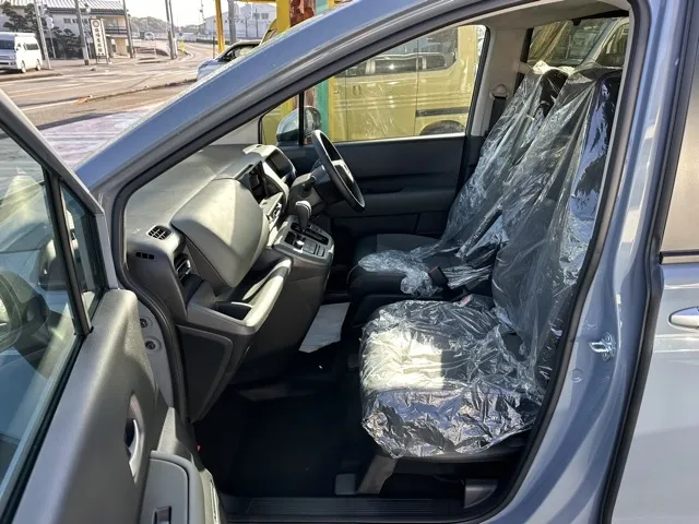 フリード(ホンダ)e：HEVクロスター ６人乗登録済未使用車 3