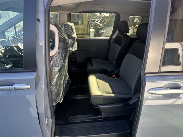 フリード(ホンダ)e：HEVクロスター ６人乗登録済未使用車 4