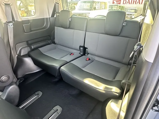 フリード(ホンダ)e：HEVクロスター ６人乗登録済未使用車 5