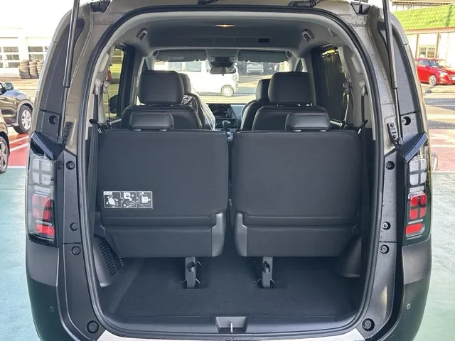 フリード(ホンダ)e：HEVクロスター ６人乗登録済未使用車 12