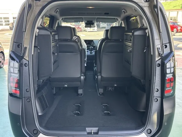 フリード(ホンダ)e：HEVクロスター ６人乗登録済未使用車 13