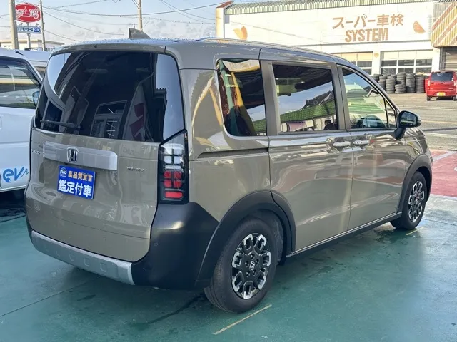 フリード(ホンダ)e：HEVクロスター ６人乗登録済未使用車 14